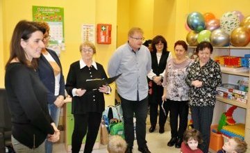 Seniorzy czytają najmłodszym.