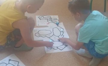 Dzieci świetlicowe wykonują zadanie w ramach programu edukacyjnego "Uczymy Dzieci Programować"