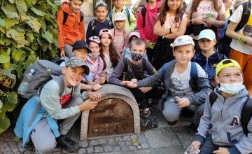Klasa 3 B i 4 B na tropie wrocławskich krasnali
