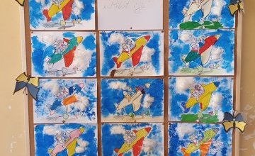 Uczniowie klasy 1 C poznają lekturę "Pilot i ja"
