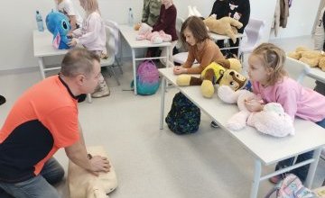 Spotkanie uczniów klasy 1b z ratownikiem