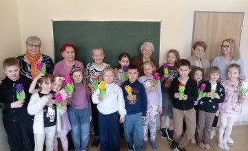 Kreatywne spotkanie z Seniorkami w świetlicy szkolnej
