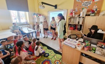 „Bezpieczni w sieci” – uczennice klasy 5c edukują młodszych kolegów