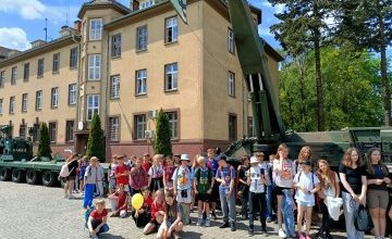 Uczniowie SP1 na Dniach Otwartych Koszar w Oleśnicy