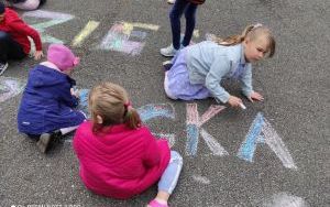 Uczniowie oddziału przedszkolnego 0 A świętują Dzień Dziecka (5)