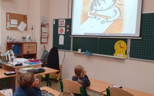 Uczniowie klasy 1 C świętują Międzynarodowy Dzień Kropki (1)