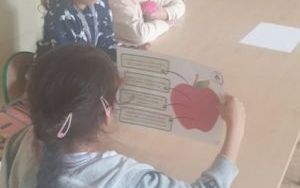 Dzieci ze świetlicy szkolnej nr 4 świętują światowy Dzień Jabłka (18)