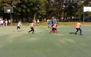 Uczniowie klas III i IV podczas turnieju  "Ze szkoły na stadion" (5)