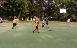 Uczniowie klas III i IV podczas turnieju  "Ze szkoły na stadion" (4)