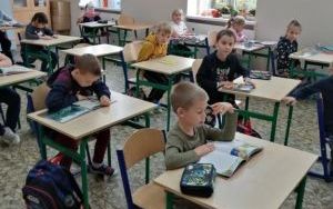 Uczniowie biorą udział w akcji  "Przerwa na czytanie - bicie rekordu w czytaniu na przerwie"  (10)