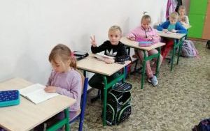 Uczniowie biorą udział w akcji  "Przerwa na czytanie - bicie rekordu w czytaniu na przerwie"  (7)