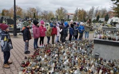 Spacer na cmentarz uczniów klasy 1 B (1)