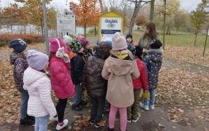 Spacer na cmentarz uczniów klasy 1 B (2)