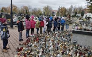 Spacer na cmentarz uczniów klasy 1 B (1)