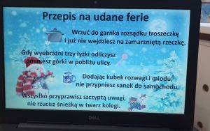 Uczennice klasy 1 c poznają zasady bezpiecznego spędzania ferii zimowych (1)