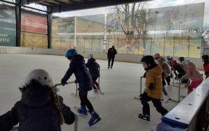 Uczniowie klasy 0a podczas zajęć na lodowisku (3)