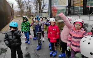 Uczniowie klas I podczas zajęć na lodowisku w ramach programu "Szkoła na łyżwach" (9)