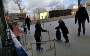 Uczniowie klas I podczas zajęć na lodowisku w ramach programu "Szkoła na łyżwach" (6)