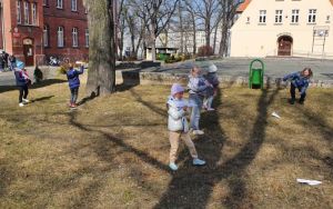 Uczniowie klasy 1 C poznają lekturę "Pilot i ja" (13)