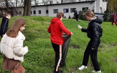 Uczniowie podczas akcji "Sprzątamy dla Polski" (4)