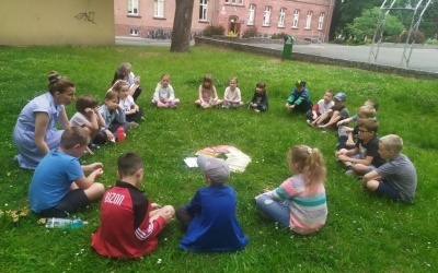 Piknik czytelniczy w klasie 1 B (8)