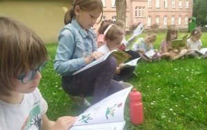 Piknik czytelniczy w klasie 1 B (6)