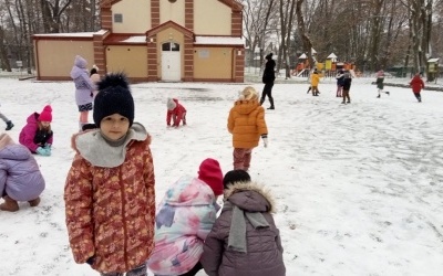 Zabawy na śniegu (16)