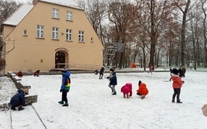 Zabawy na śniegu (13)