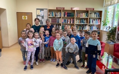 Dzieci z oddziałów przedszkolnych z odwiedzinami w szkolnej bibliotece  (1)