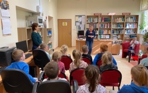 Dzieci z oddziałów przedszkolnych z odwiedzinami w szkolnej bibliotece  (6)