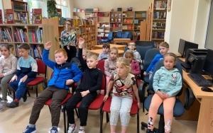 Dzieci z oddziałów przedszkolnych z odwiedzinami w szkolnej bibliotece  (7)