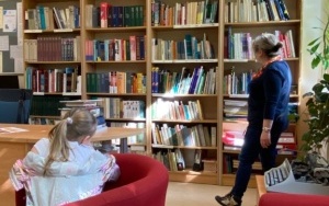 Dzieci z oddziałów przedszkolnych z odwiedzinami w szkolnej bibliotece  (5)