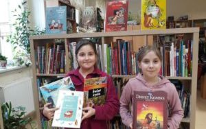 Dary książkowe uczniów dla biblioteki szkolnej (1)