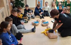 Warsztaty z udzielania pierwszej pomocy w klasie 3 c (6)