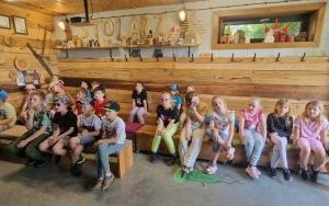 Wycieczka uczniów klas 1 do zakładu stolarskiego "Małe Korniki" (7)