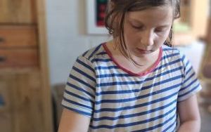 Wycieczka uczniów klas 1 do zakładu stolarskiego "Małe Korniki" (7)