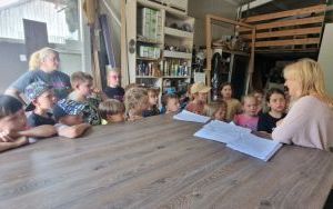 Wycieczka uczniów klas 1 do zakładu stolarskiego "Małe Korniki" (5)
