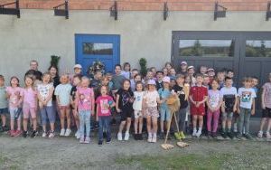 Wycieczka uczniów klas 1 do zakładu stolarskiego "Małe Korniki" (1)