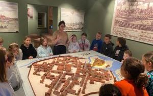 Uczniowie klasy 3 A z wizytą w Oleśnickim Domu Spotkań z Historią (14)