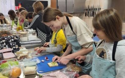 Uczniowie klasy 4 a na zajęciach kulinarnych (7)