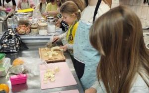 Uczniowie klasy 4 a na zajęciach kulinarnych (10)