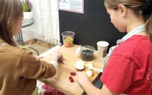 Uczniowie klasy 4 a na zajęciach kulinarnych (9)