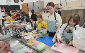 Uczniowie klasy 4 a na zajęciach kulinarnych (8)