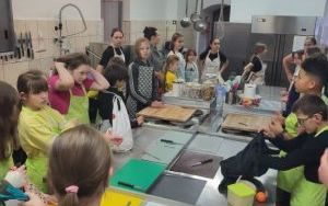 Uczniowie klasy 4 a na zajęciach kulinarnych (6)