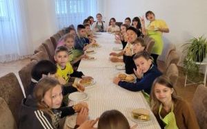 Uczniowie klasy 4 a na zajęciach kulinarnych (4)