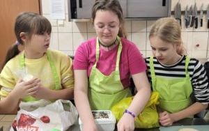 Uczniowie klasy 4 a na zajęciach kulinarnych (5)