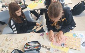 Uczniowie 6 a tworzą lekturownik pełen przygód Tomka Sawyera  (7)