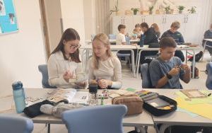 Uczniowie 6 a tworzą lekturownik pełen przygód Tomka Sawyera  (8)