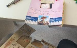 Uczniowie 6 a tworzą lekturownik pełen przygód Tomka Sawyera  (6)