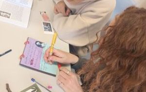 Uczniowie 6 a tworzą lekturownik pełen przygód Tomka Sawyera  (3)